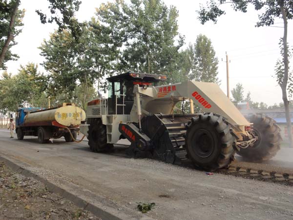 WR2300L，山東曹縣S348省道水穩(wěn)路基破碎