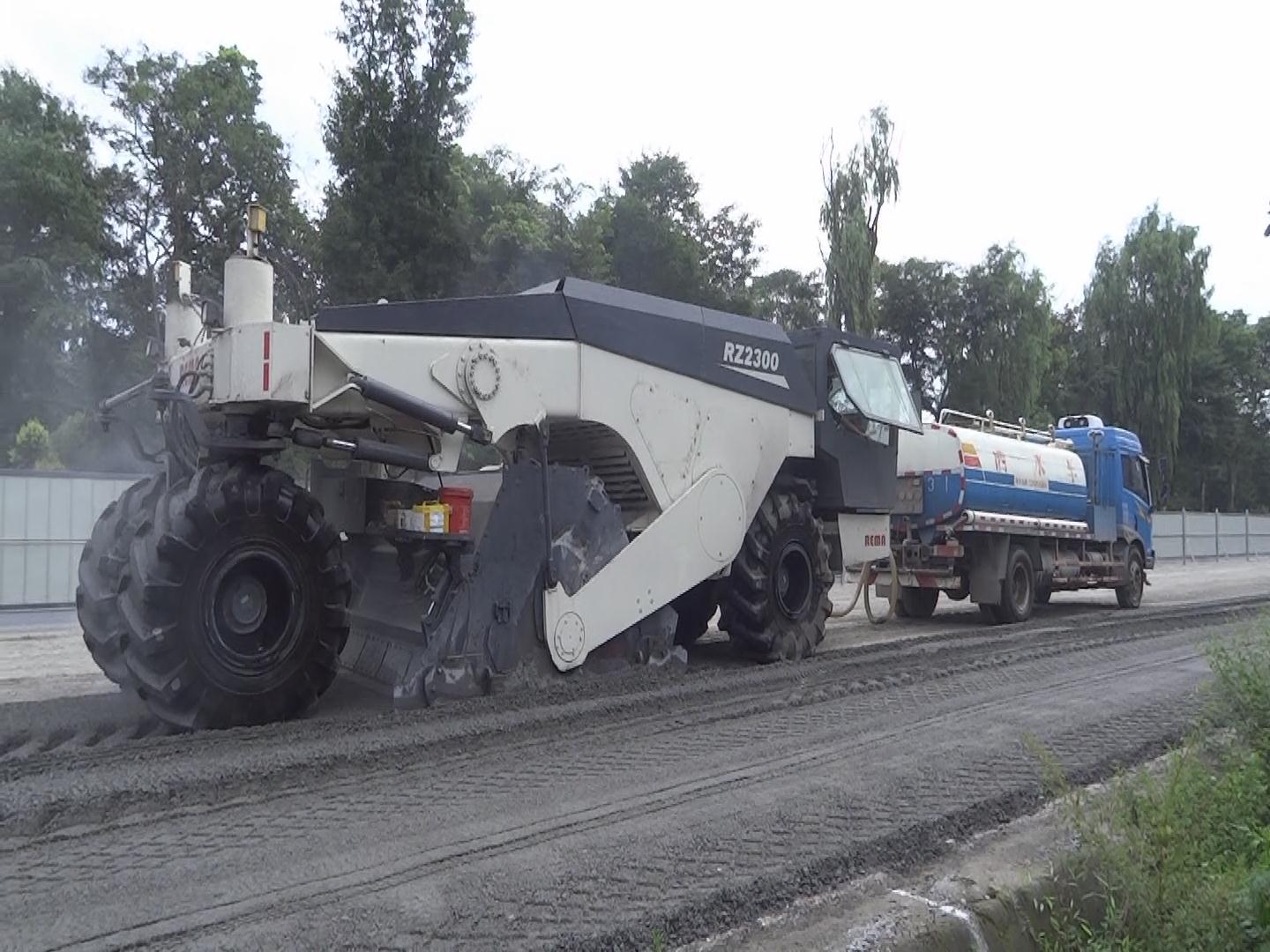 RZ2300，冷再生機成都沙西線施工