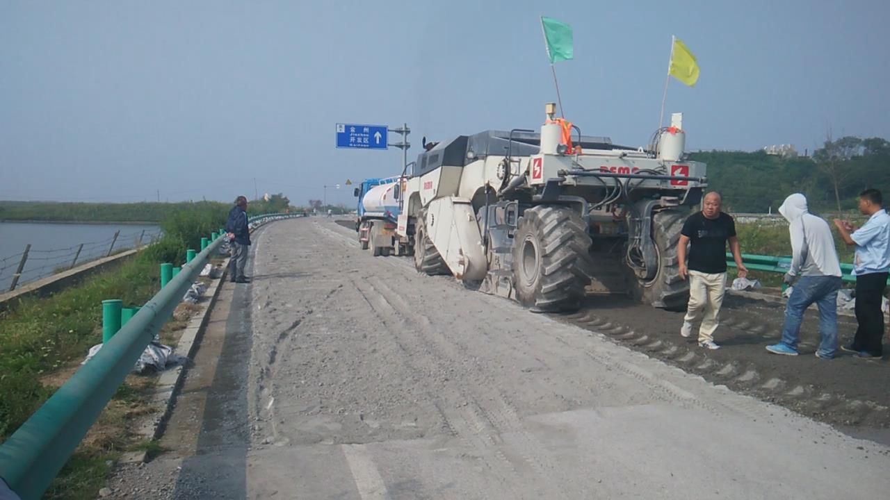 RZ2300，大連濱海公路冷再生施工